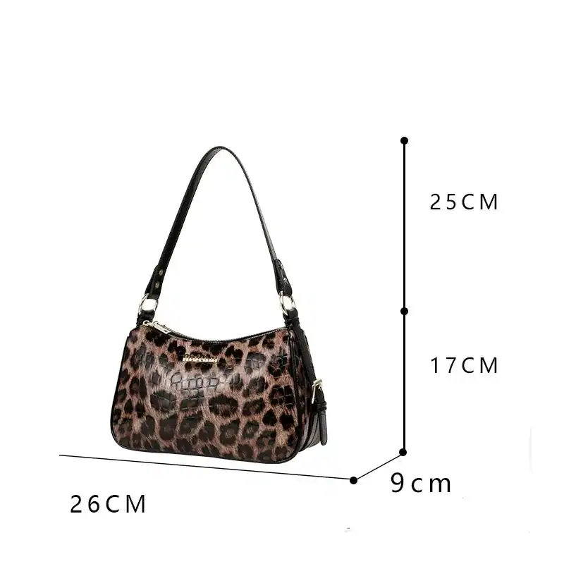 Leopard hobo väska med svarta detaljer och mått 26x17x9 cm.