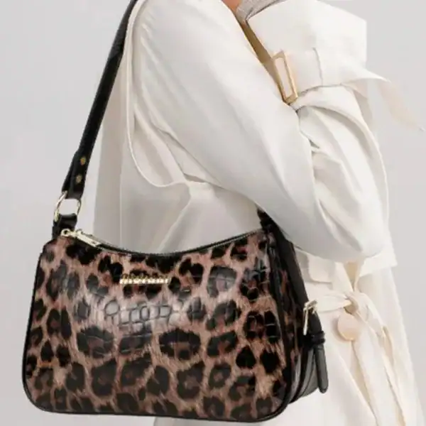 Leopard hobo väska med krokodiltextur och svarta detaljer.