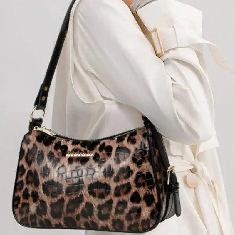 Leopard hobo väska med krokodiltextur och svarta detaljer.