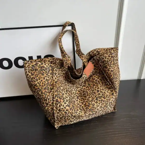 Leopard mökkaväska i textil, stor handväska med korta handtag och läderplatta.