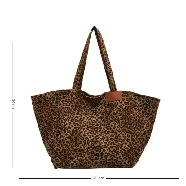 Leopard mökkaväska, stor handväska med leopardmönster och läderplatta.