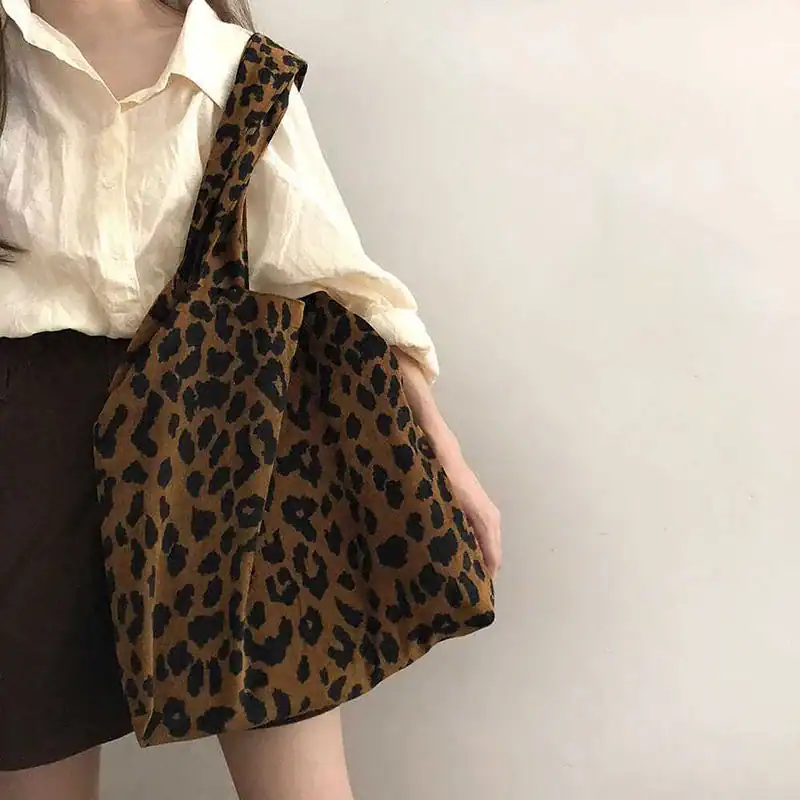 Leopardmönstrad tygväska, trendig axelväska i brun och svart, lämplig för vardag och städ.