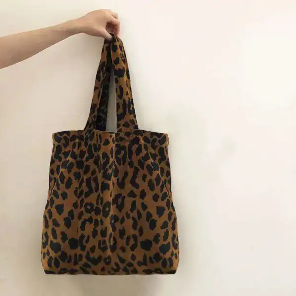 Leopardmönster tygväska, praktisk och trendig axelväska för daglig användning.