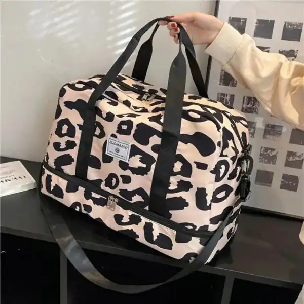 Leopard mönsterad weekendbag med svarta handtag och axelrem.
