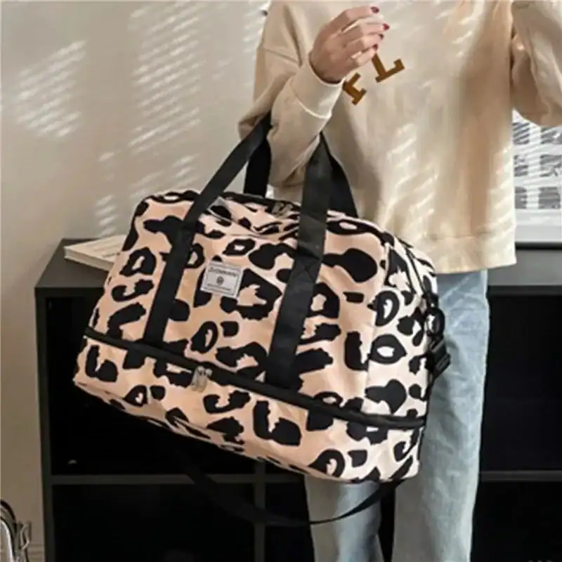 Leopard mönster weekendbag i rosa och svart, ideal för resor och daglig användning.