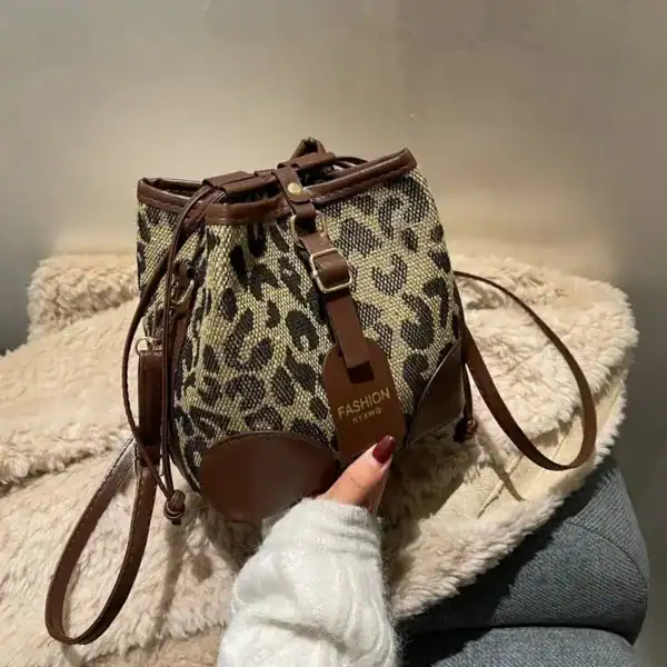 Leopardmönster axelväska dam, brunt läder och textil, trendig axelväska med dragkedja.