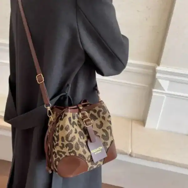 Leopardväska dam med brun läderdetaljer och axelrem.