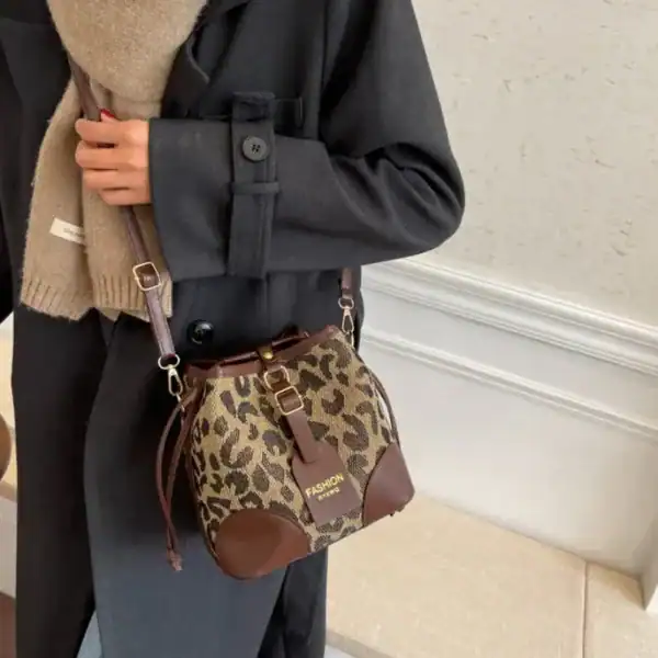 Damsväska med leopardmönster, axelväska i brun och beige, trendig handväska.