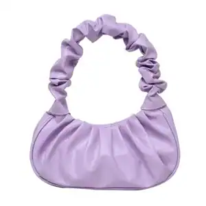 Lila plisserad väska med rynkad handtag och elegant design.