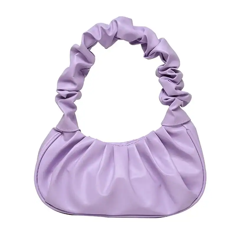 Lila plisserad väska med rynkad handtag och elegant design.