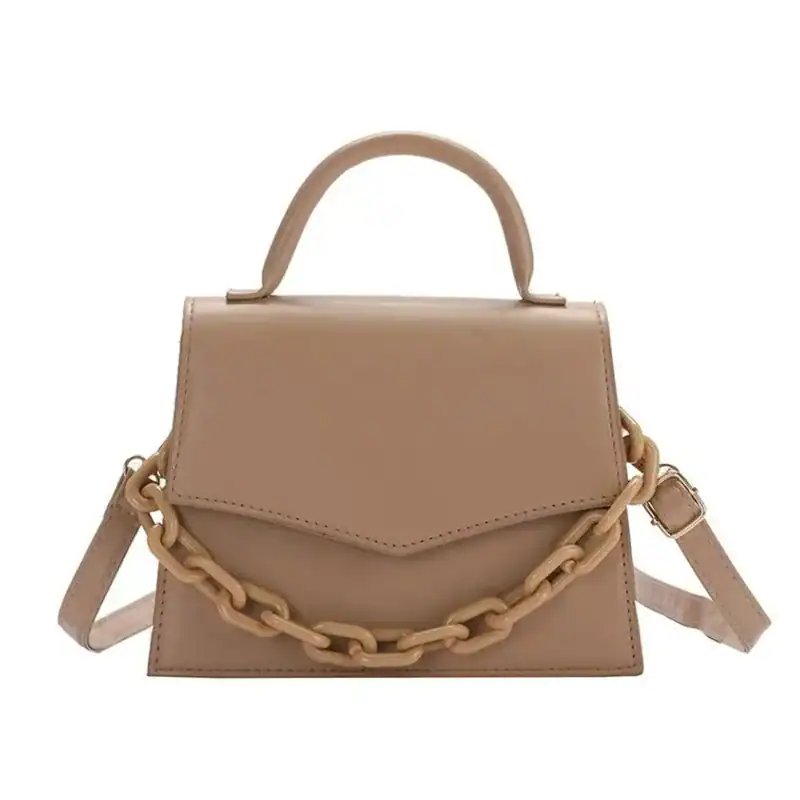 Lila väska med kedja, axelväska i beige färg med stor kedjehandtag.