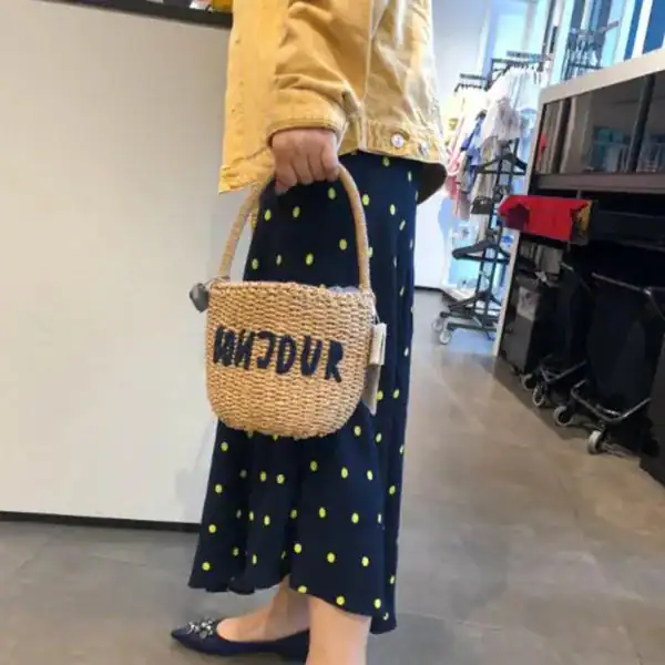 Liten stråväska med text, handväskor för kvinnor, sommarväska med 'BONJOUR' på framsidan.