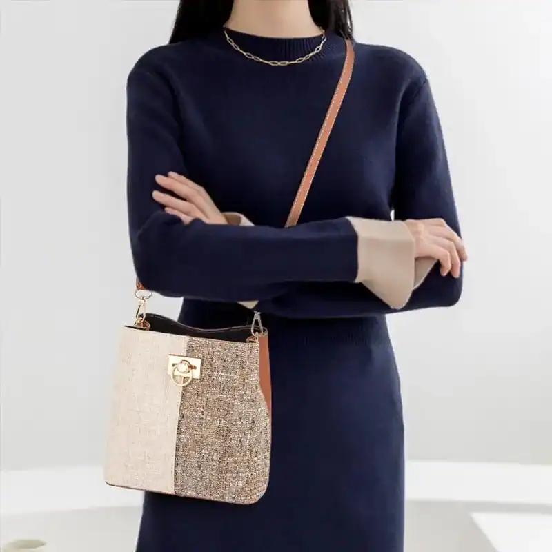 Marinblå tvåfärgad hinkväska med beige och glittrig textil, axelväska för dam.