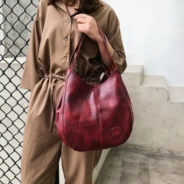 Metallic röd hobo väska i läder, modeaccessoarer för kvinnor.