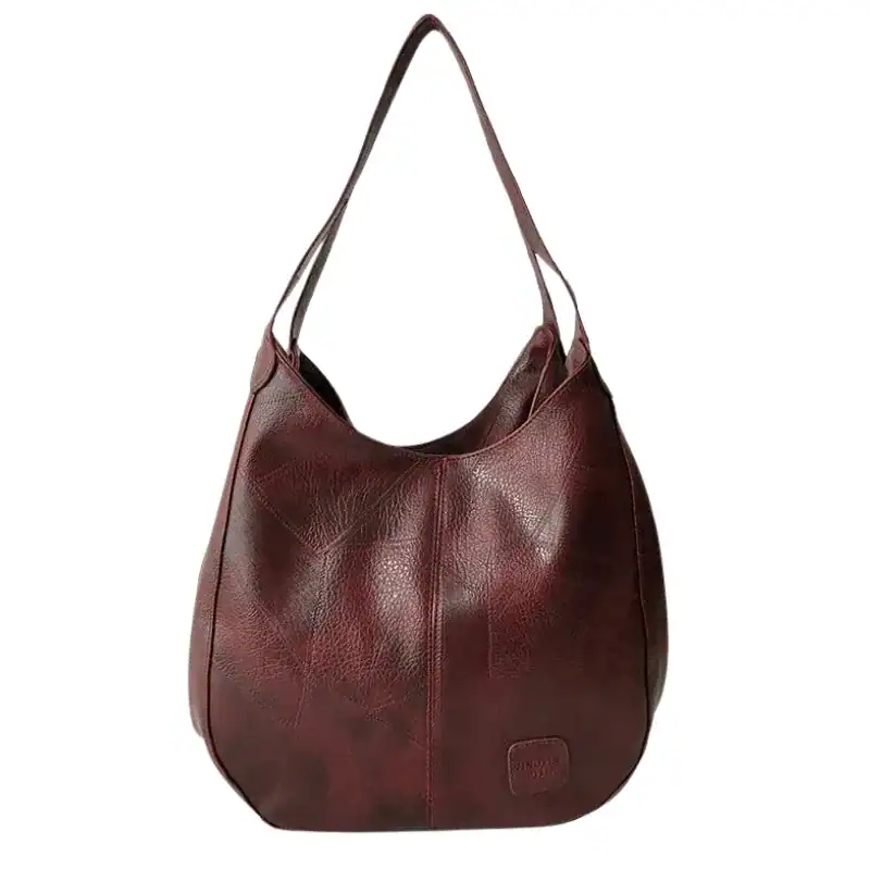 Metallic hobo väska i rödbrun färg, läderliknande material med axelrem.