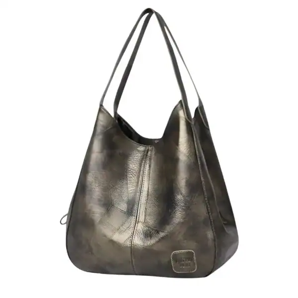 Metallic hobo väska i grått med långt handtag och läderliknande textur.