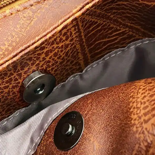 Metallic hobo väska, närbild på metallknappar och inre färg.