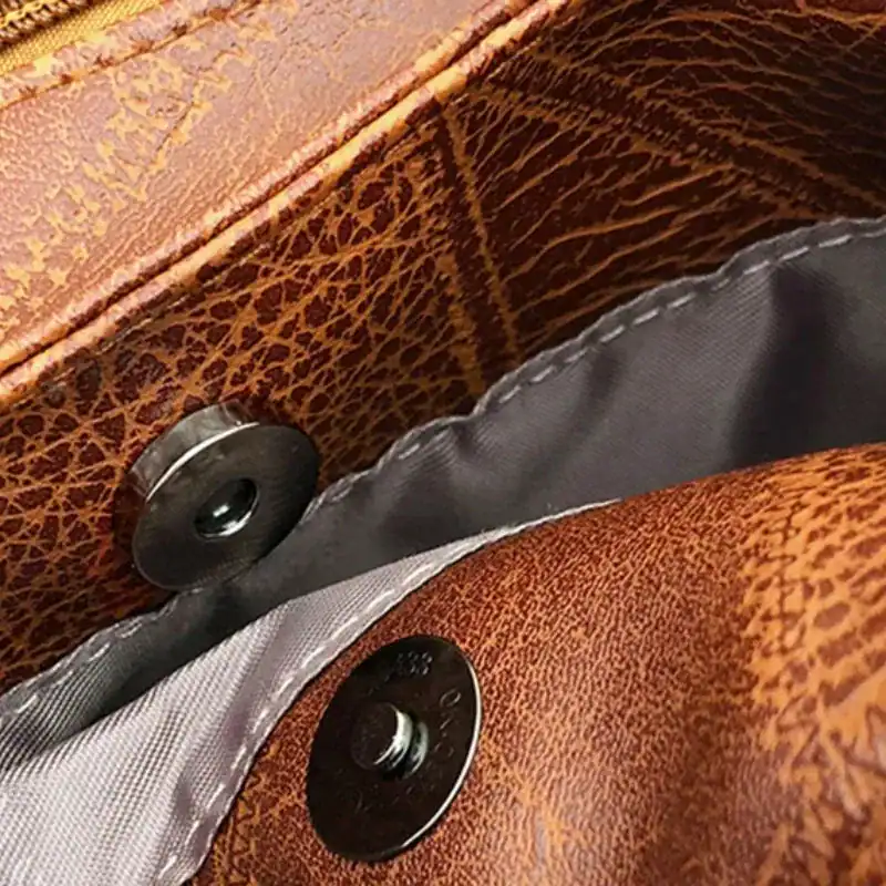 Metallic hobo väska, närbild på metallknappar och inre färg.