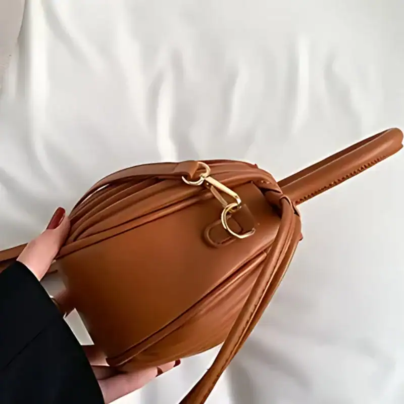 Mintgrön plisserad väska, elegant axelväska med guldtonade snäckor och plisserad design.