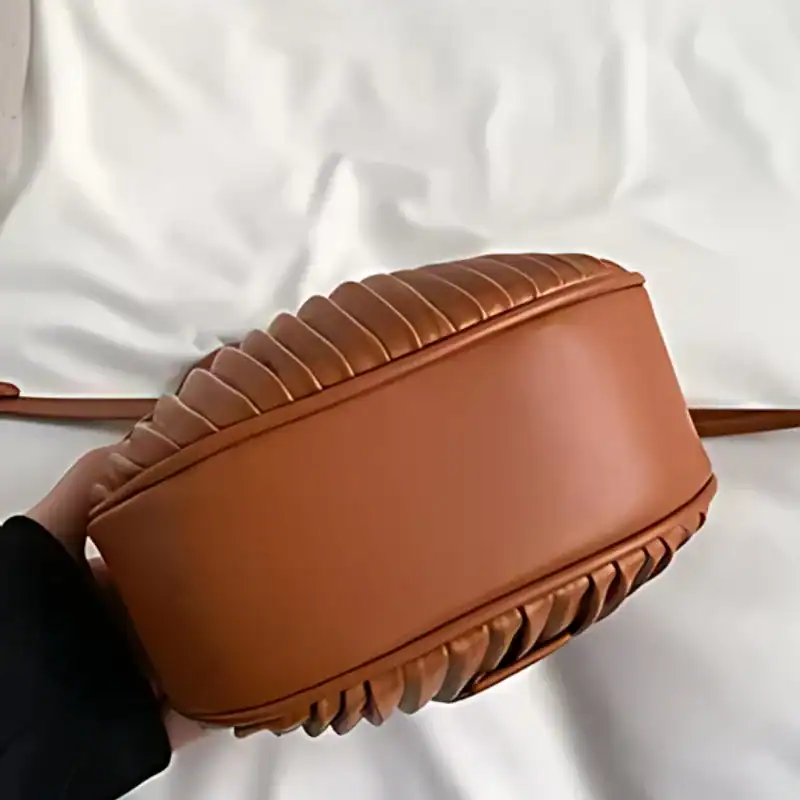 Mintgrön plisserad väska, axelväska med plisserad design och läderliknande yta.