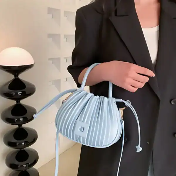 Mintgrön plisserad väska med dragkedja och handtag, modeaccessoarer.