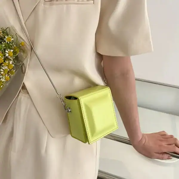 Mintgrön rektangulär väska med silverfärgad axelrem, modeaccessoarer för kvinnor.