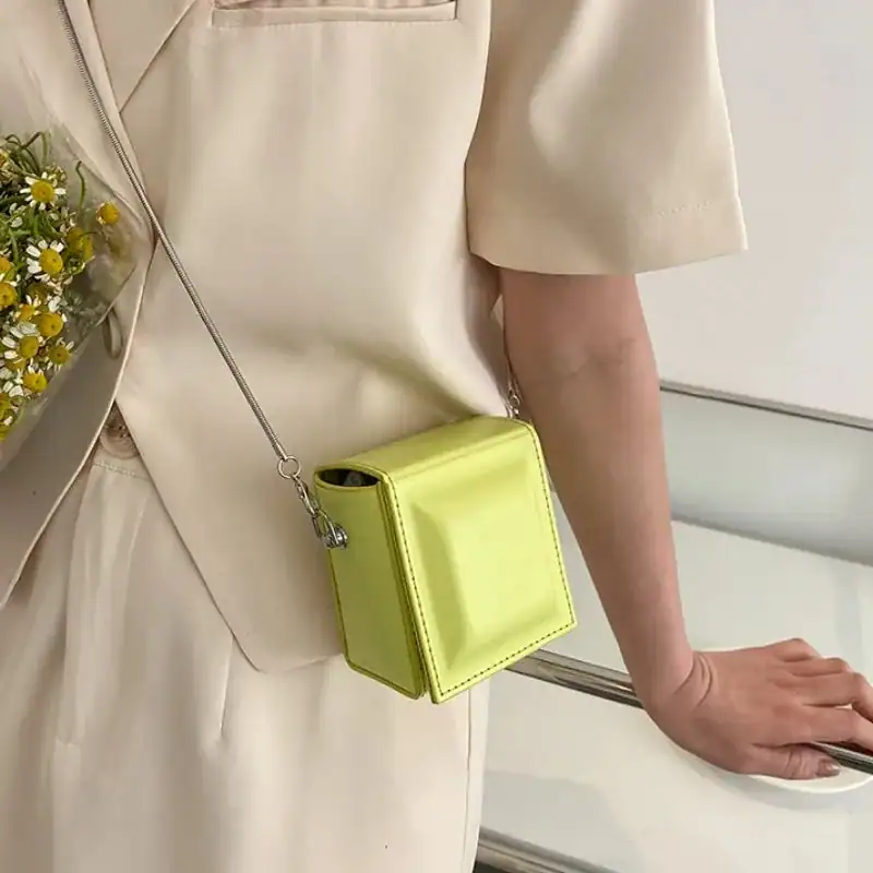Mintgrön rektangulär väska med silverfärgad axelrem, modeaccessoarer för kvinnor.