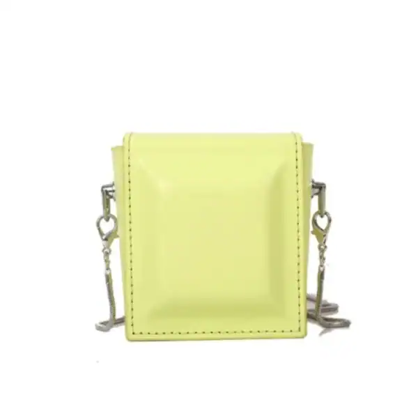 Mintgrön rektangulär väska med silverfärgad kedja och exakt sömmar.