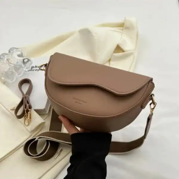 Mintgrön väska med flätade detaljer, axelväska för kvinnor, elegant och trendig.