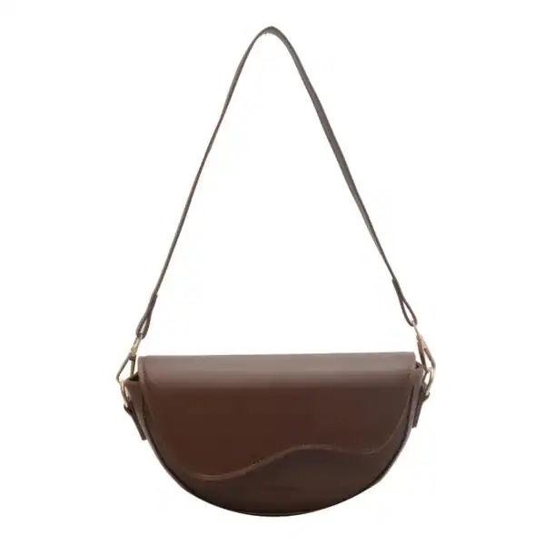 Brun väska med flätad axelrem och eleganta detaljer.
