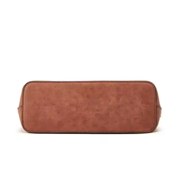 Mintgrön väskset, axelväska i brunt läder med texturerad yta och exklusiv design.