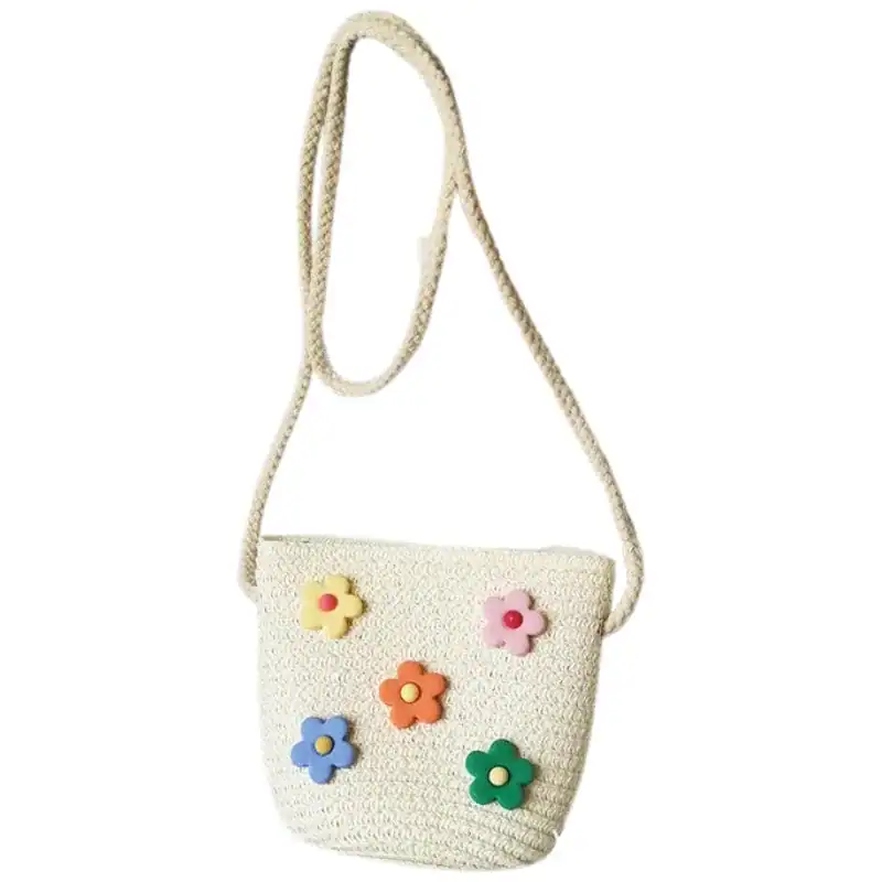 Mintgrön virkad barnväska med färgglada blommor och trådrem.