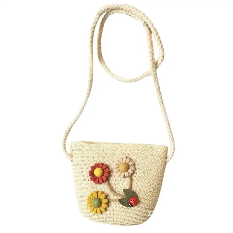 Mintgrön virkad barnväska med blommor och lus.