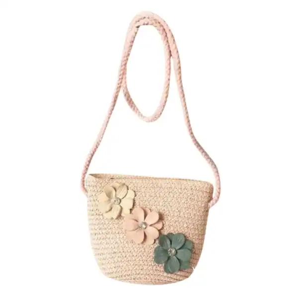 Mintgrön virkad barnväska med blommor och rosa axelrem.