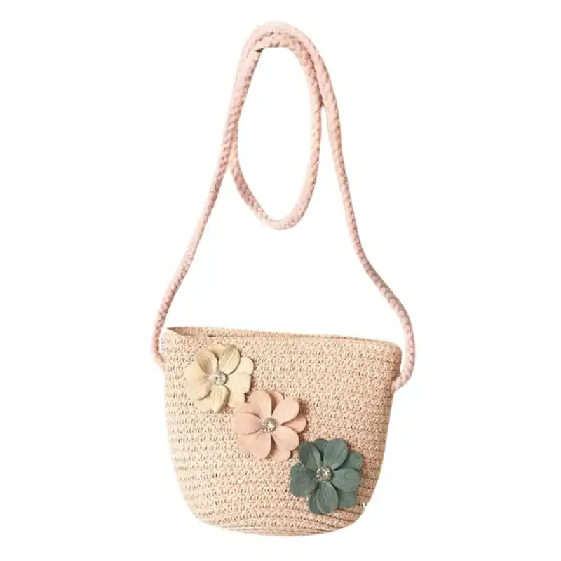 Mintgrön virkad barnväska med blommor och rosa axelrem.