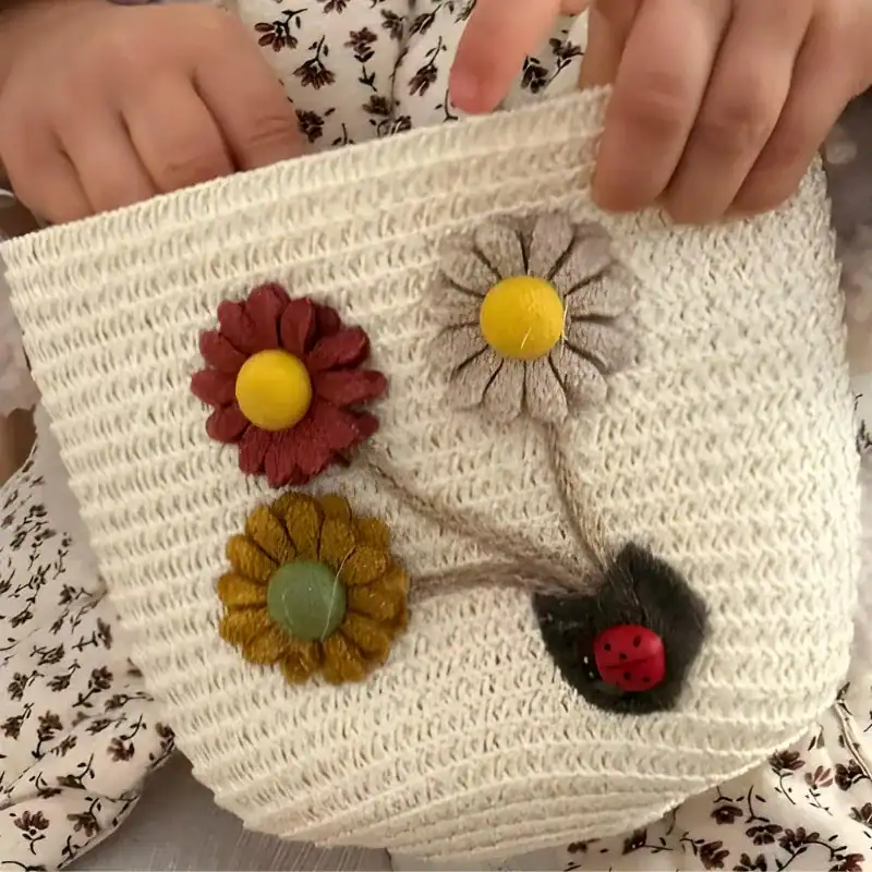 Mintgrön virkad barnväska med blommor och lus.