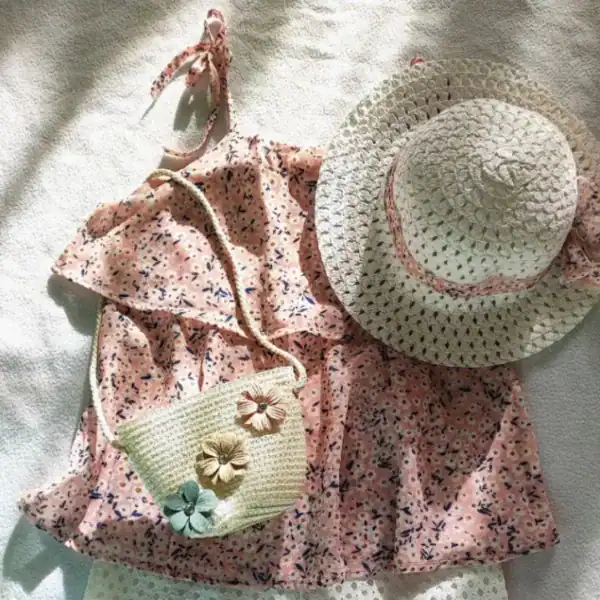 Mintgrön virkad barnväska med blommor, passar till sommarkläder och hatt.