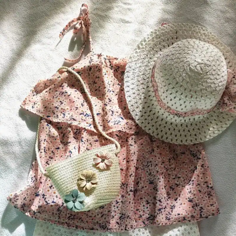 Mintgrön virkad barnväska med blommor, passar till sommarkläder och hatt.