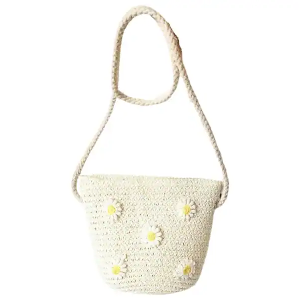 Mintgrön virkad barnväska med vita margaritblommor och tjocka snörehandtag.
