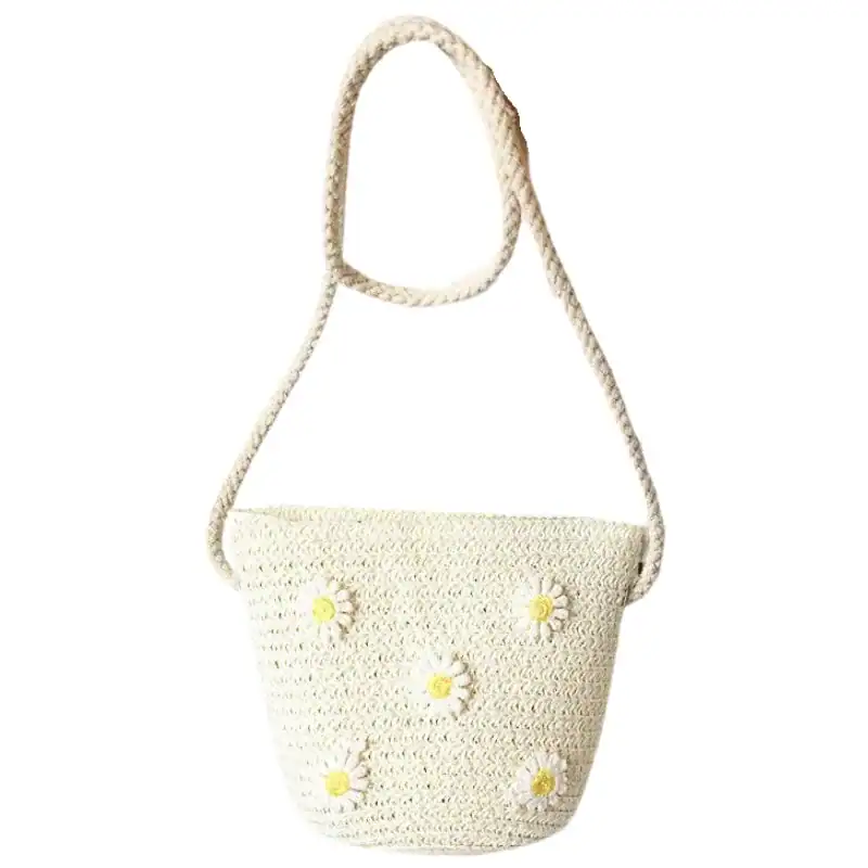 Mintgrön virkad barnväska med vita margaritblommor och tjocka snörehandtag.
