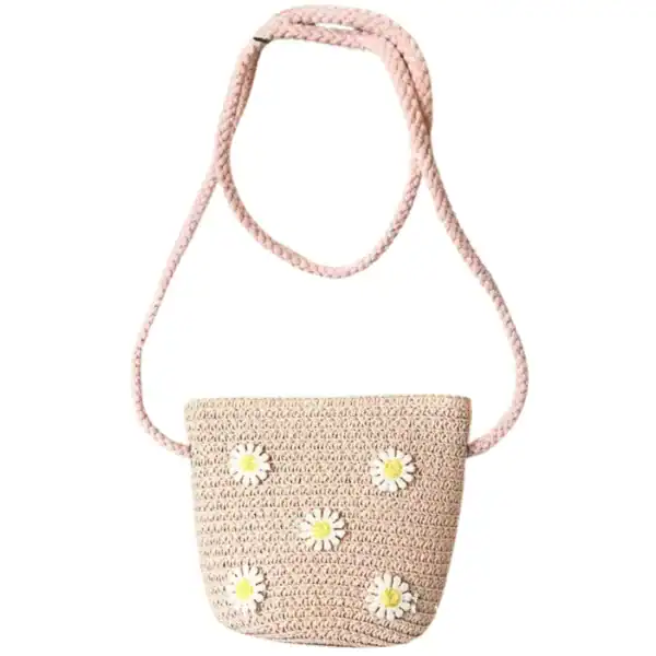 Mintgrön virkad barnväska med vita margaritblommor och rosa axelrem.