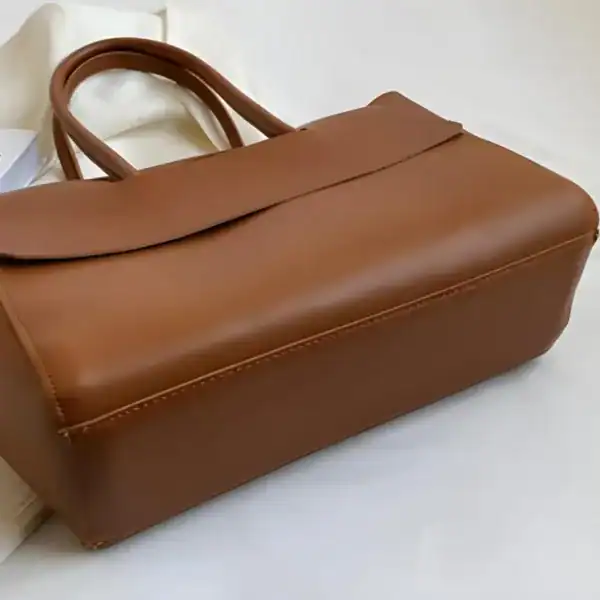 Mörkbrun shopper axelväska med handtag och elegant design.