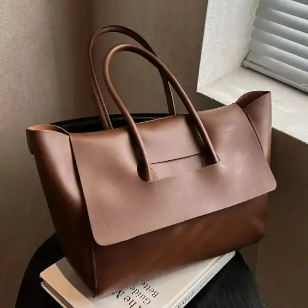 Mörkbrun shopper axelväska i läder, stilren handväska med korta handtag.
