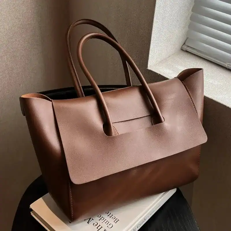 Mörkbrun shopper axelväska i läder, stilren handväska med korta handtag.