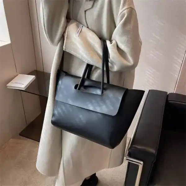 Mörkbrun shopper axelväska med korta handtag, trendig och elegant för vardag.