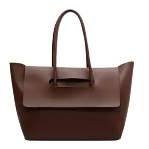 Mörkbrun shopper axelväska med höga handtag och minimalistisk design.