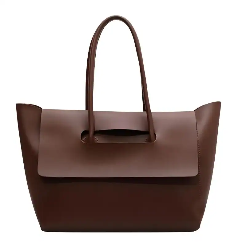 Mörkbrun shopper axelväska med höga handtag och minimalistisk design.