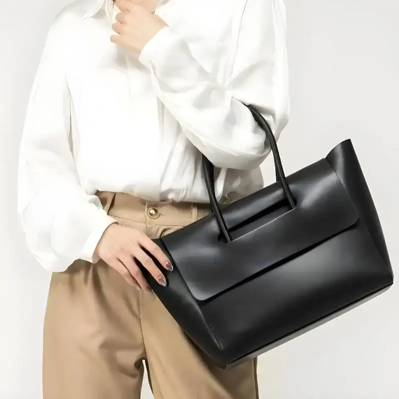 Mörkbrun shopper axelväska, elegant läderhandväska med dubbel handtag.
