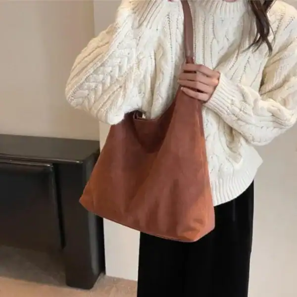 Mörkbrun shoppingväska i suede, trendig axelväska för daglig användning.