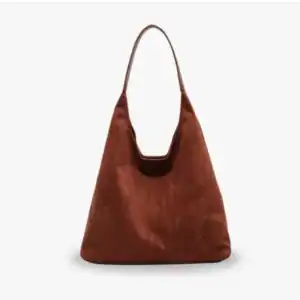 Mörkbrun shoppingväska i mjukt läder, stor kapacitet och elegant design.